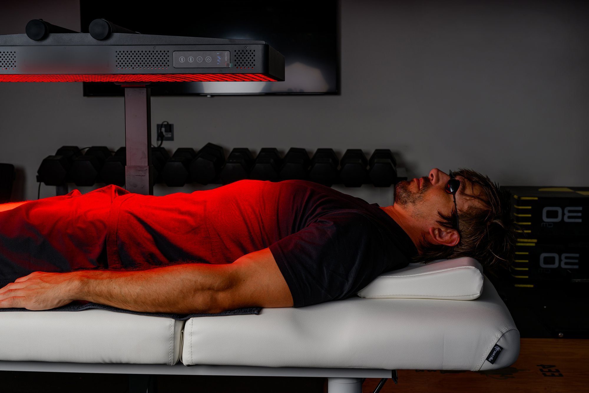 Eben Etzebeth lying on the luxury massage bed under the MedWave Optimum-100S panel